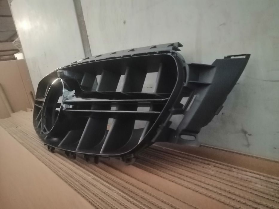 Grila centrala Mercedes-Benz W213