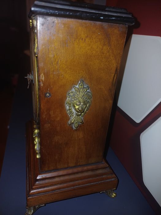 Ceas mecanic vechi de masă