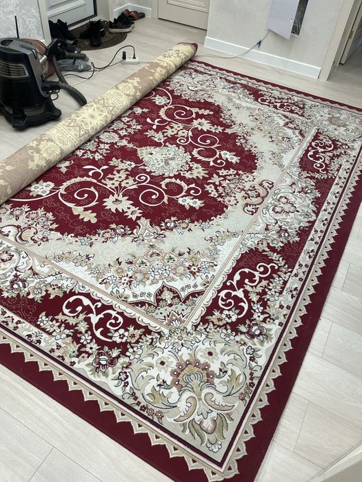 Красный ковер средний