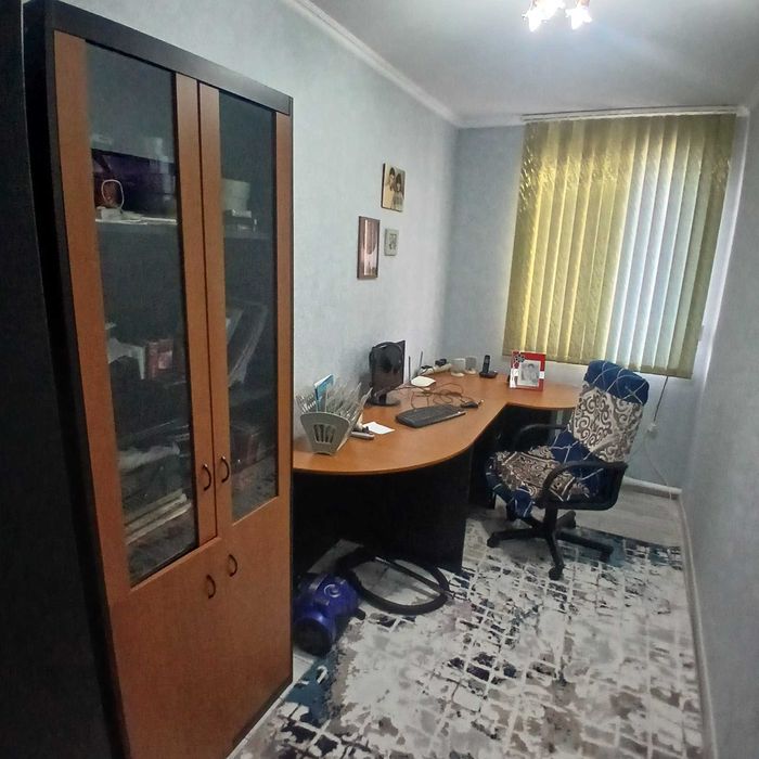 Продам компьютерный стол и 2 шкафа