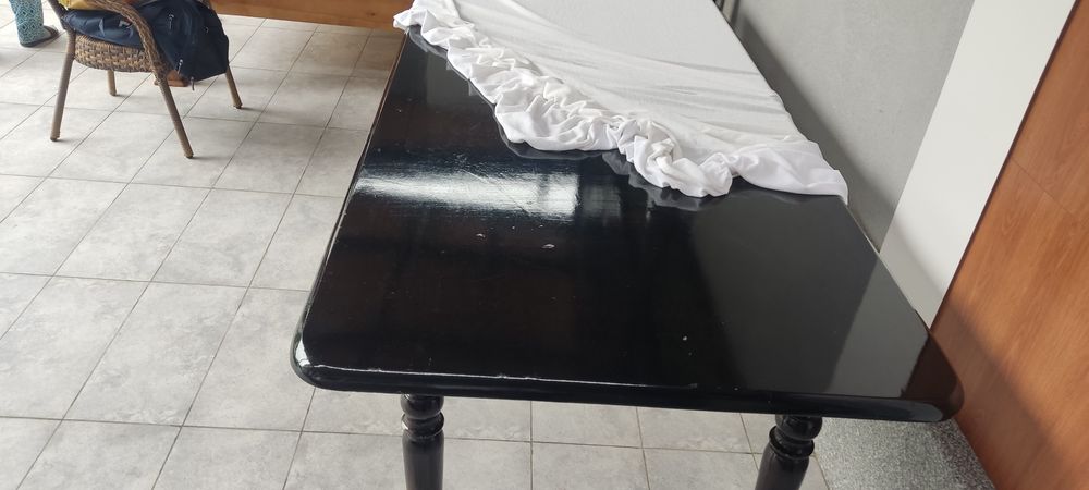 Мехмонхона учун стол сотилади, 10-12 кишилик, холати яхши стулари йук!