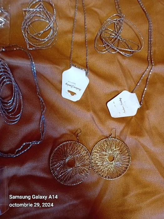 Cercei ,lănțișoare, brățară se picior.