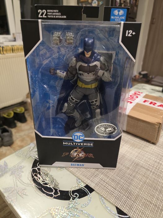 Aceasta este o figurină articulată McFarlane Toys din seria DC Multive