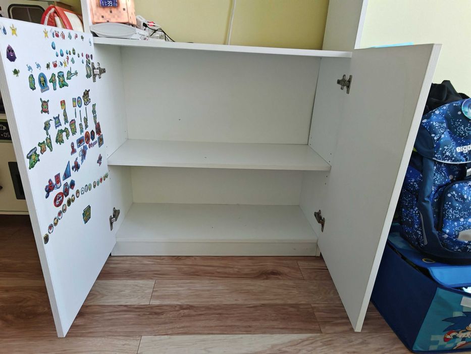 Висока бяла секция / шкаф с ниша – 90×34×220 см