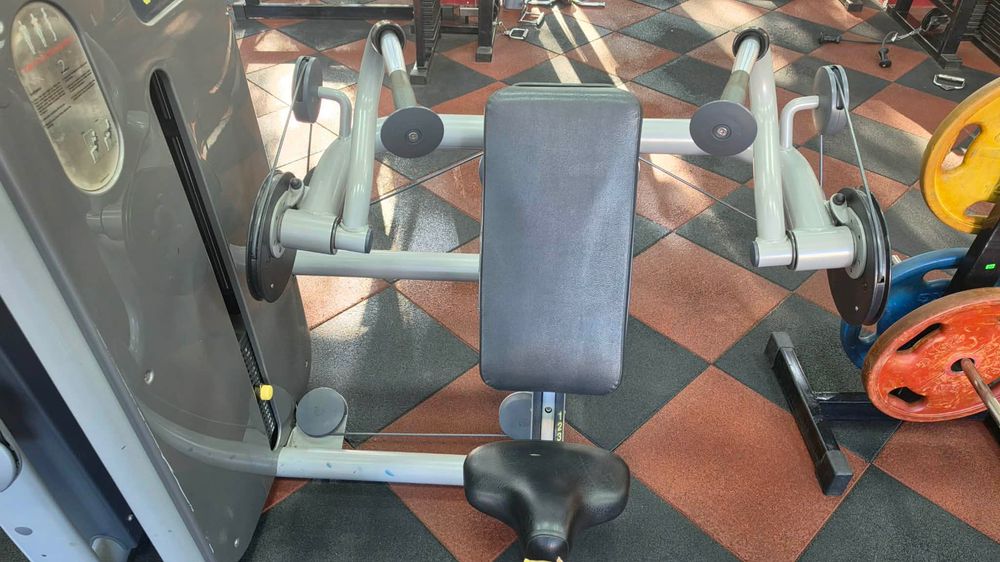 Продавам Technogym машина за бицепс и Technogym машина за трицепс