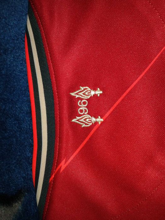 100% Оригинал с автографи! Liverpool/Ливърпул фланелка/тениска!