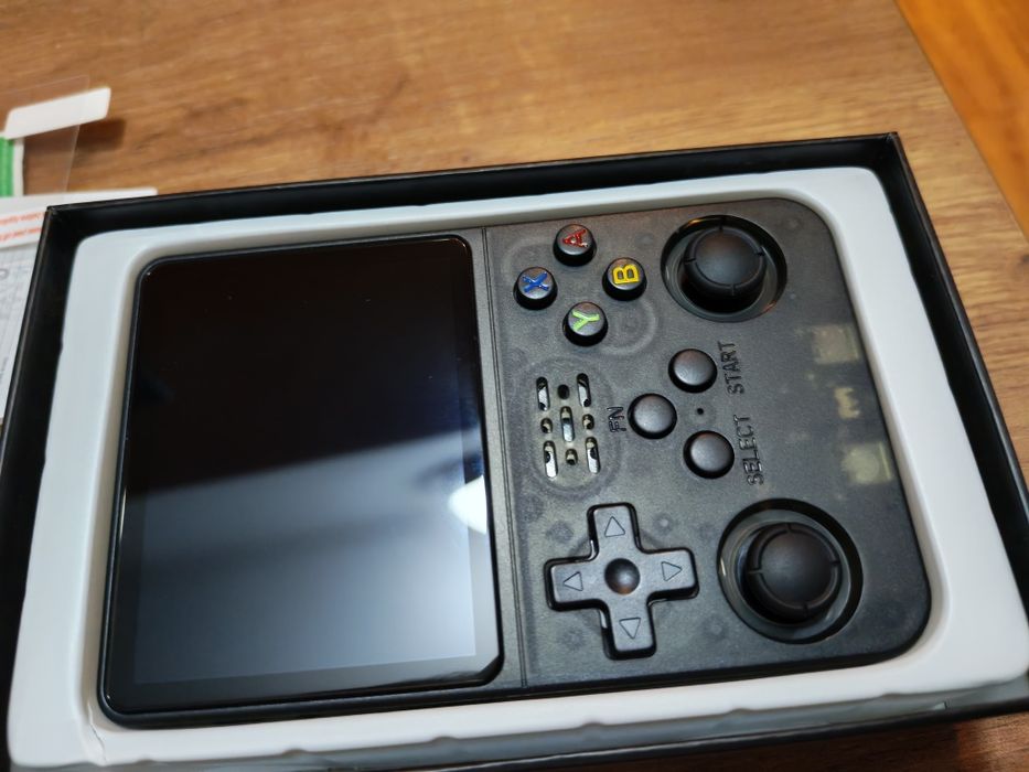 Consolă R36S, versiunea de 128 GB, culoare neagră.