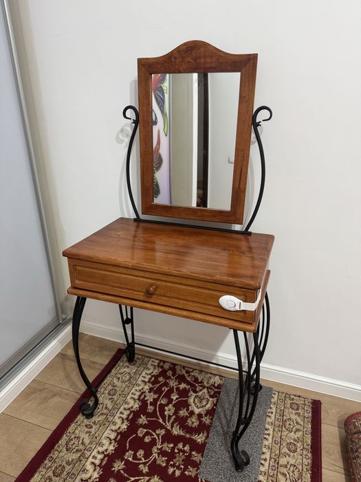 Зеркало.              Со столиком