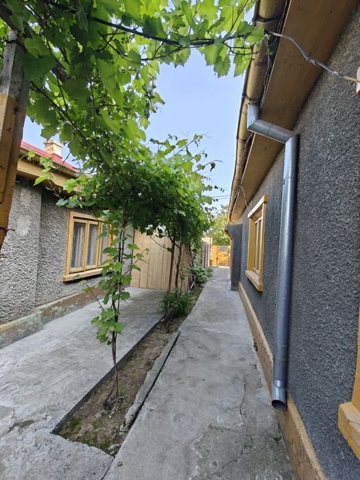 Casa solidă și teren în Zona Islaz pe Strada Mărului