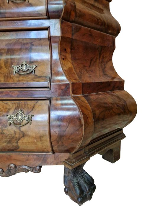 Разкошен шкаф-витрина от орех в стил Барок