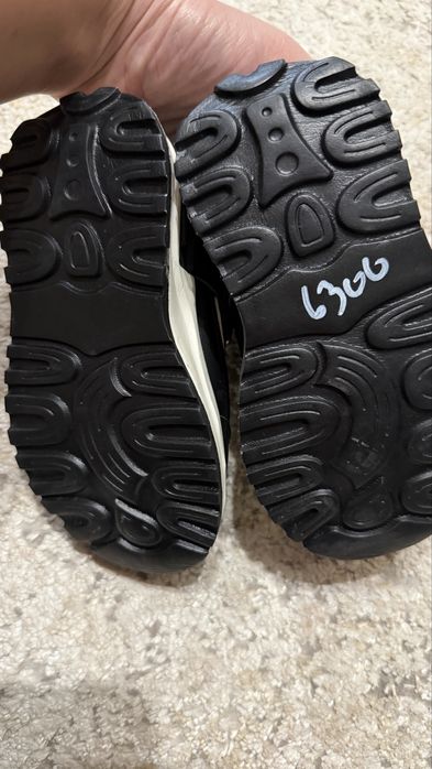 Продам детские кроссовки