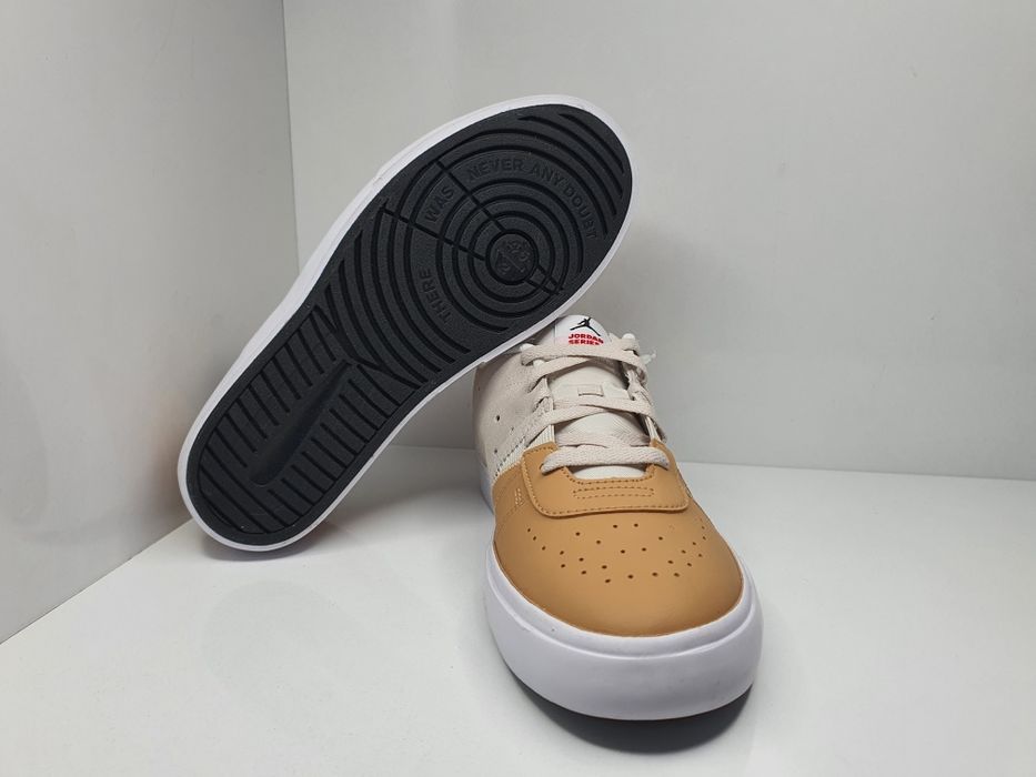 Кецове Air Jordan Series ES

Чисто нови с кутия.

Размер 40 стелка 25