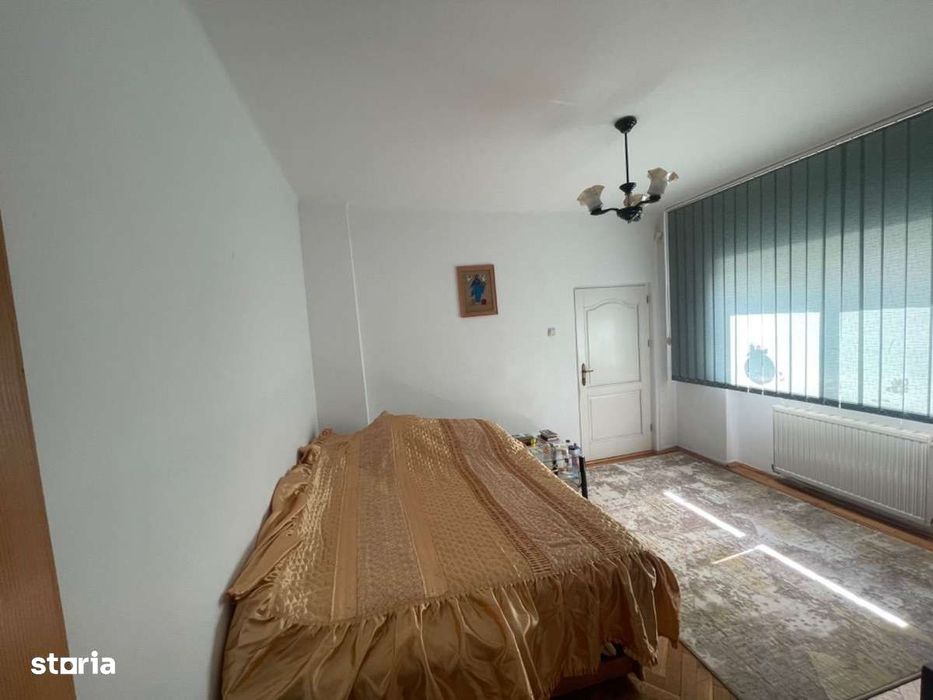 Vila premium-7 camere,5 bai,garaj 3 masini-Zona Ciuperca