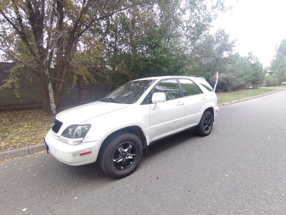 Машина Lexus RX 300