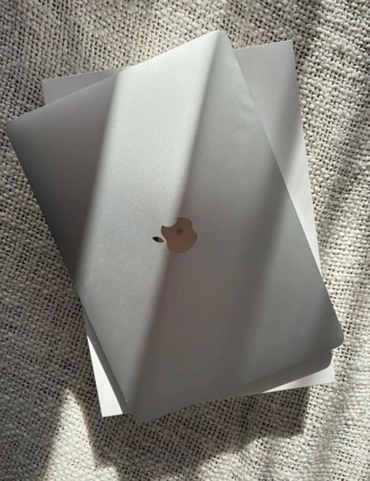 MacBook M1 13inch 2020 with a damaged display