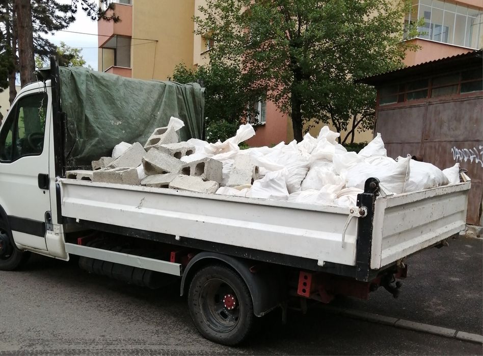 Transport moloz vărsat sau în saci