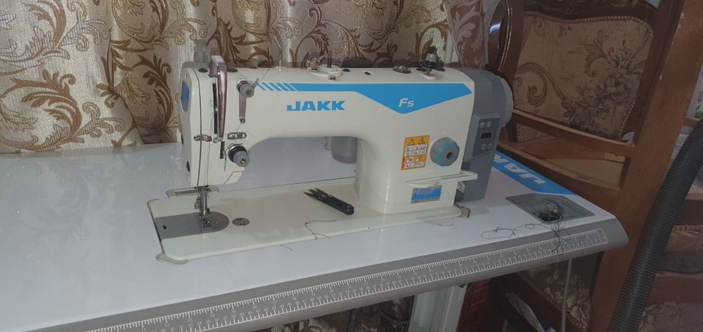 Швейная машина Jakk. Почти новая