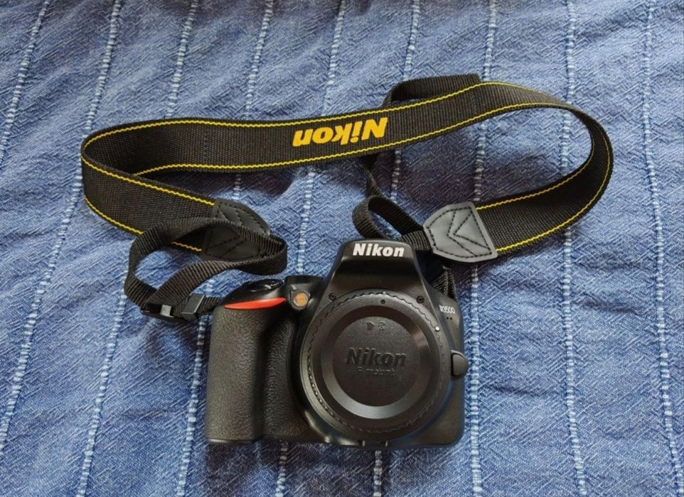 Фотоапарат Nikon D3500 с два обектива