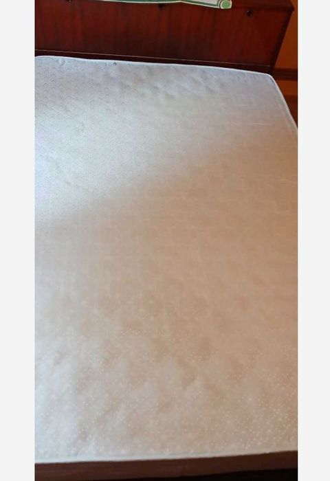 Set dormitor complet lemn masiv – pat dublu cu saltea, sifonier, comod