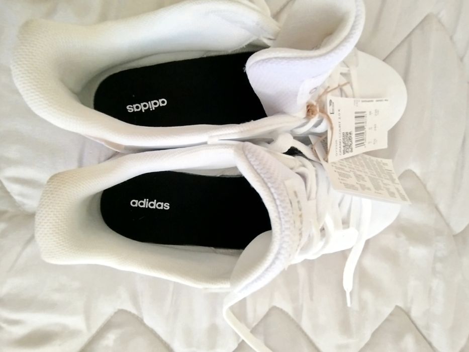 Дамски маратонки adidas, чисто нови.