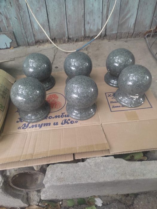 Вазы шары из гранита