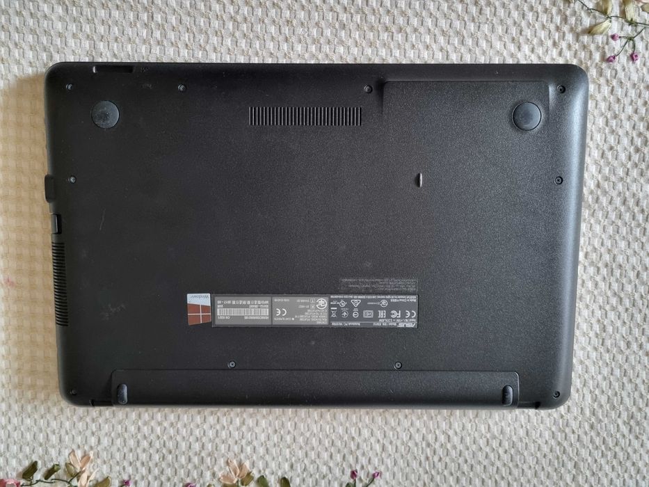 Laptop Asus i3, gen 6006u, 2ghz, 8gb ram, 256 SSD, video dedicata.