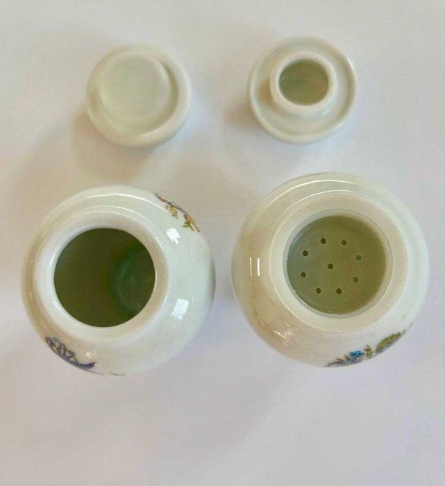 Пълен комплект  24 порцеланови съда за подправки с оригинална етажерка