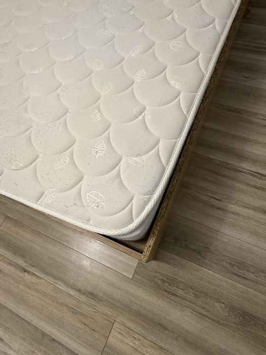 продается кровать с матрасом