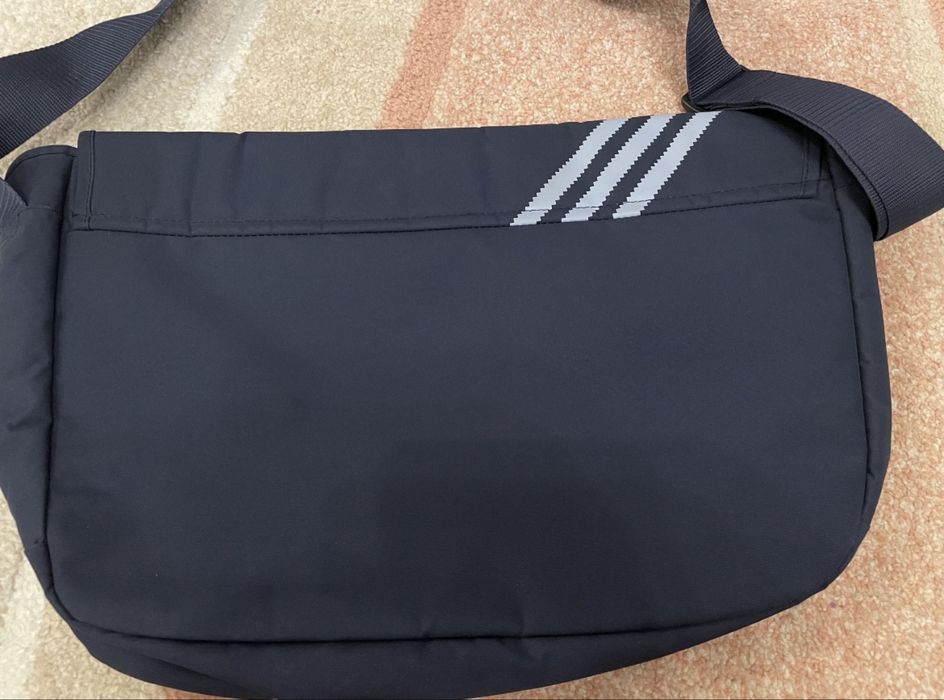 Nou! Geanta laptop / de umar Adidas