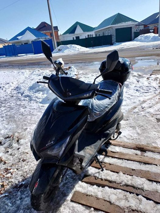 Скутер М8. Почти новый, в целлофане. 380 тыс.