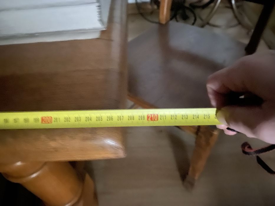 Масивни дървени маси