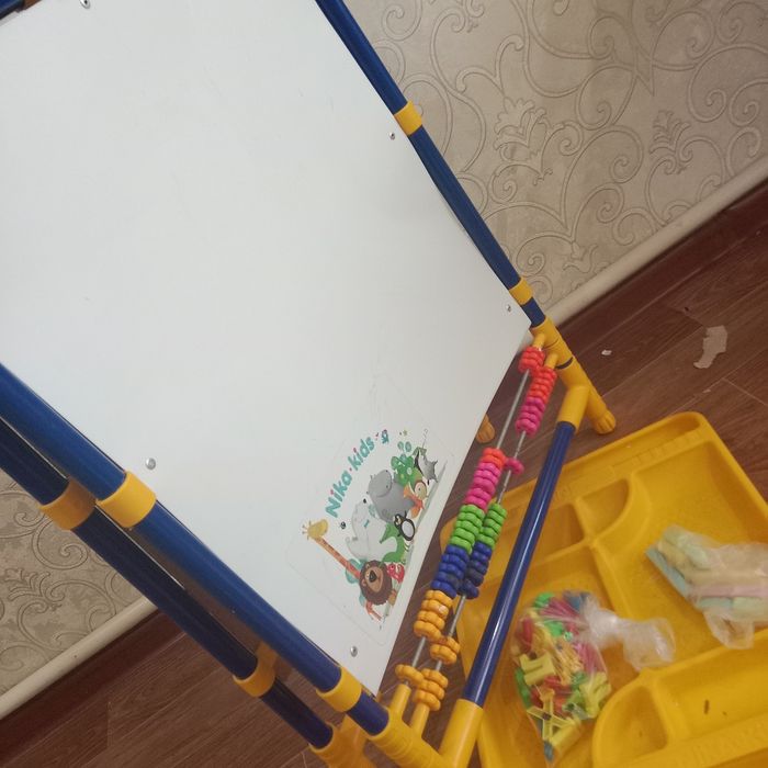 Доска с буквами и мелками