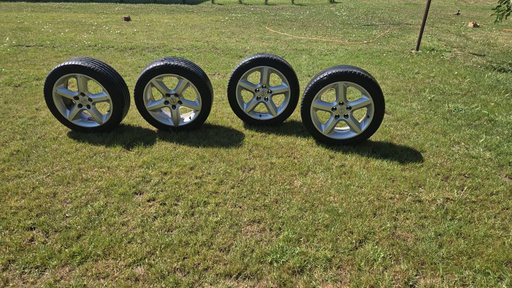 Продавам комплект алуминиеви джанти с гуми KUMHO 17"