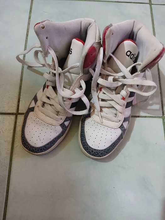 Adidasi mărimea 37