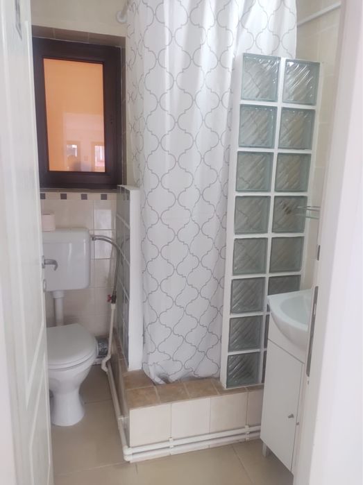 Ofer spre inchiriere birou/spatiu comercial avand curte frontala