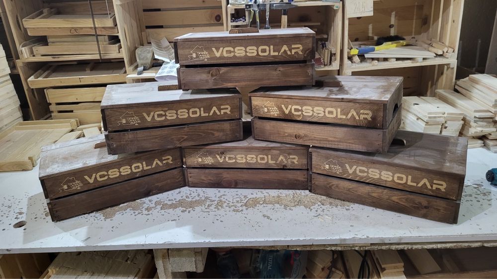 Коледна дървена щайга/ кошница за корпоративни подаръци