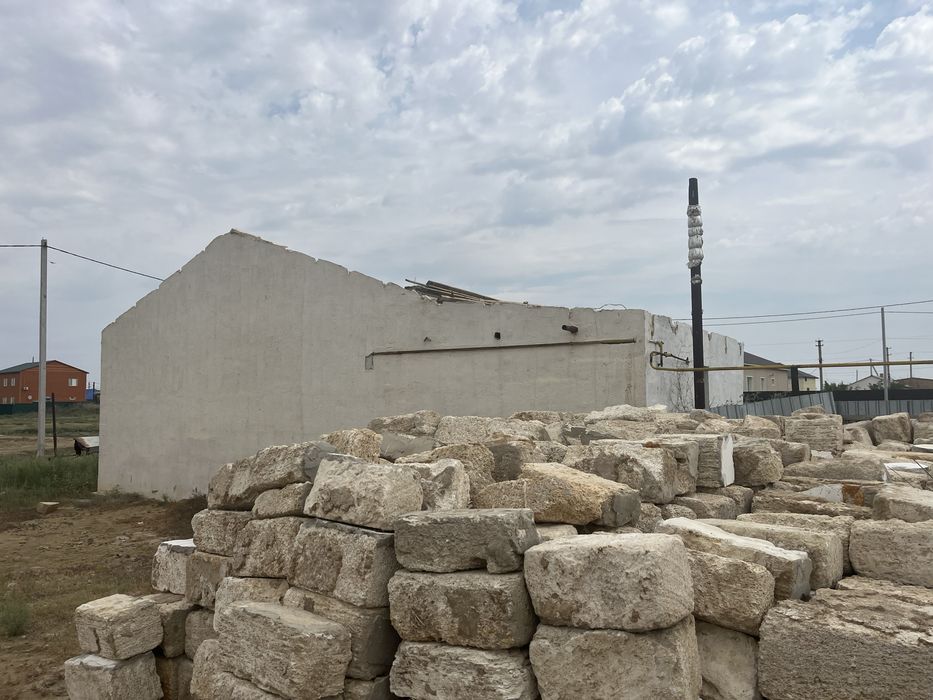 Жер сноска кеткен сараймен бірге сатылады