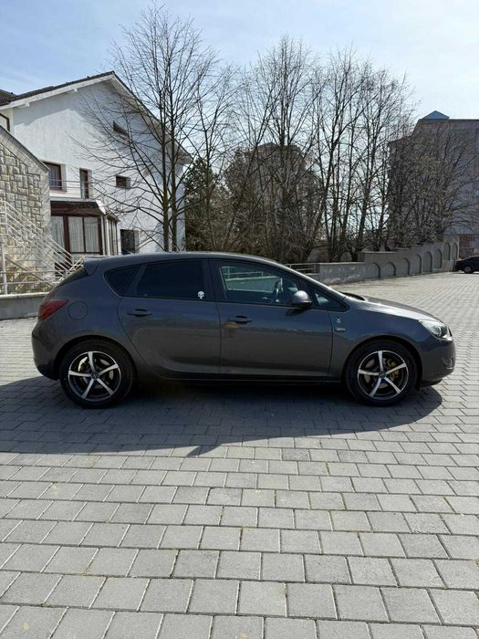 Opel Astra J Hatchback 1.7 CDTI - 2010