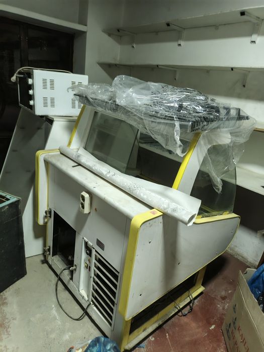 Vitrina haladelni 2 ta  . Pastavka vitrina 2 ta sotiladi 250$