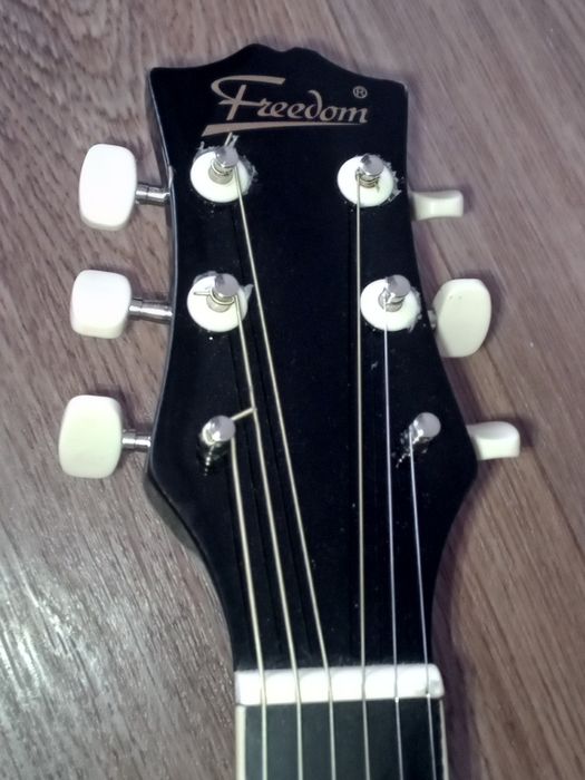 Гитара в хорошом состояние