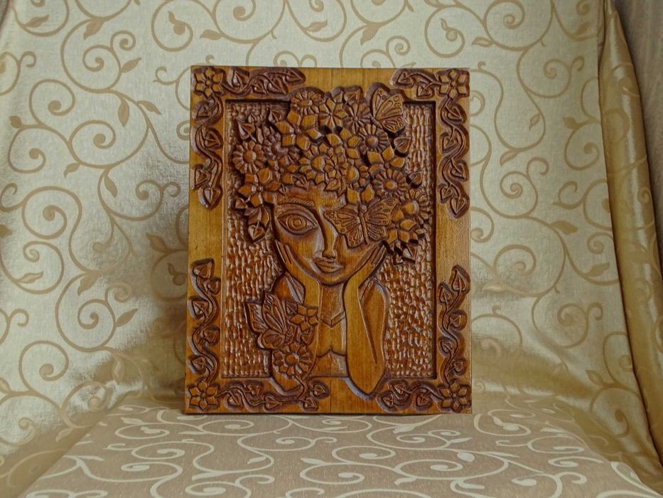 Дърворезбовано пано "Момиче и пролет"