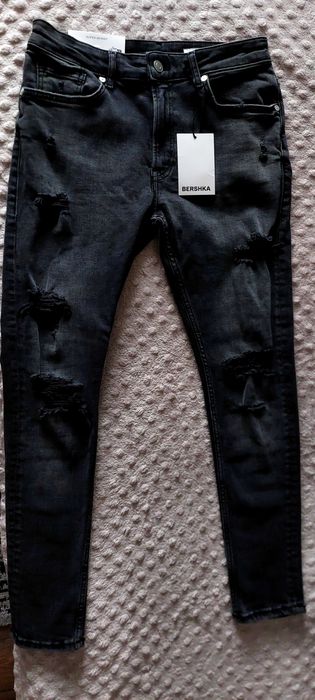 Vand Blugi Bershka Slim cu rupturi