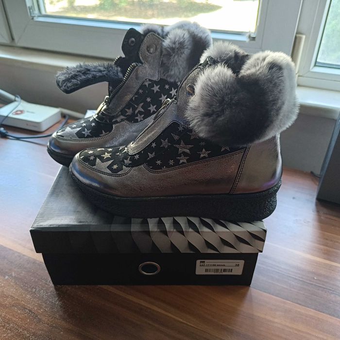 Чисто нови дамски боти и маратонки