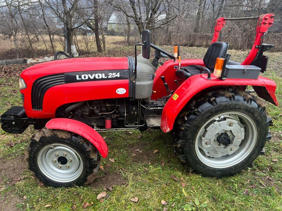 Vând tractor funcționează impecabil