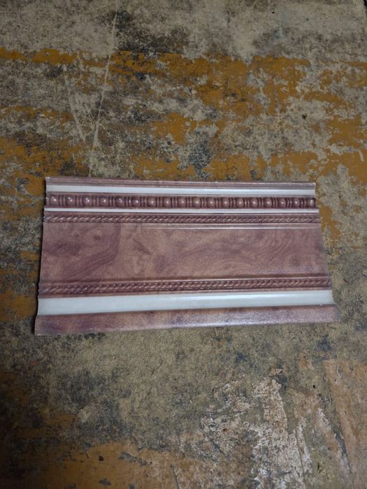 Кафель , бардюры.