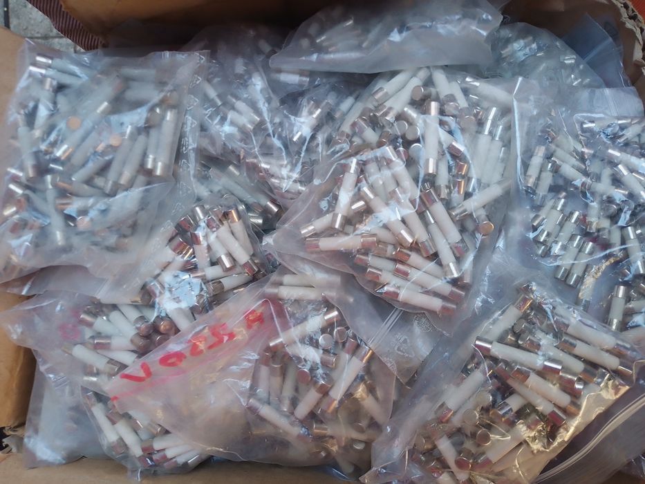 Lot sigurante ceramice/sticla diferite valori, noi , calitative Spania