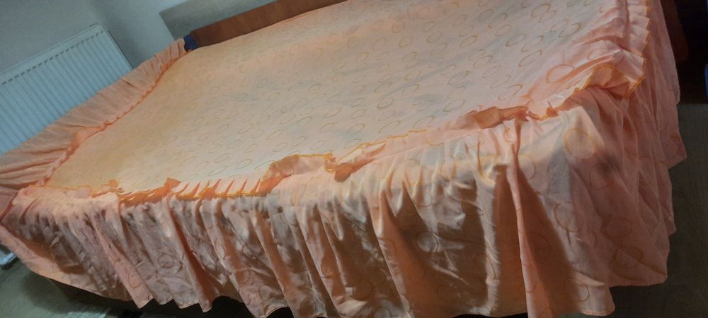 Husă pat cu volănașe