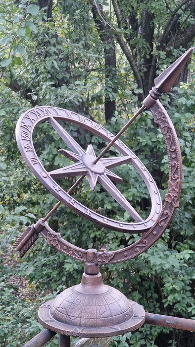 Огромен слънчев часовник, действащ! Чугун, 5.3кг