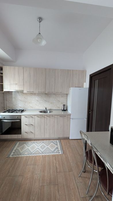 Închiriez apartament cu doua camere!
