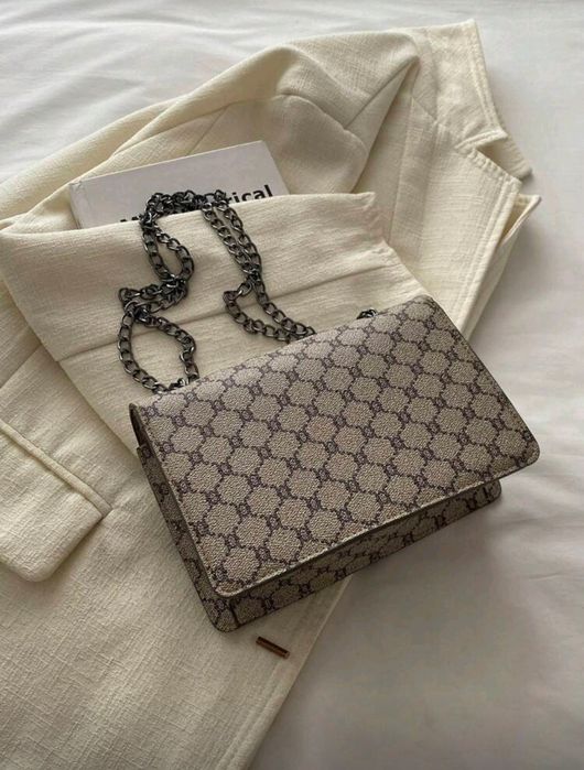 Чисто нова модерна дамска чанта !